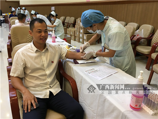 南宁市“公务员献血月”暨南宁机关党员志愿献血活动启动