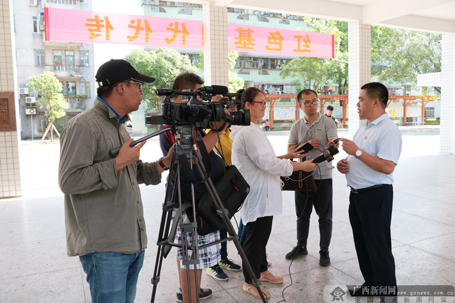 武警钦州支队：走进校园撒播爱国“种子”