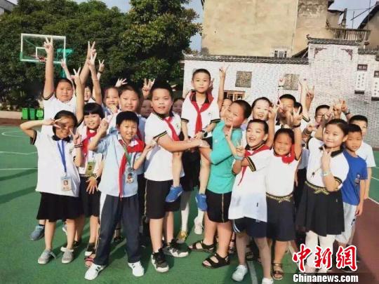 小躯体散发＂超人＂热量！浙江一小学生背同学上课