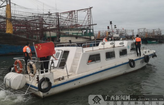 防城港成功救援9名遇险船员（图）