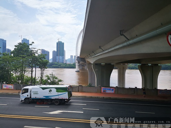柳州洪峰过境 百姓生活如常街道秩序井然（图）