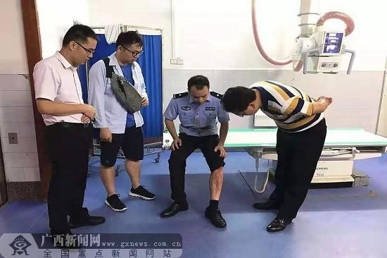 临危不惧挺身而出 桂平法警李燕强空手夺刀制服凶徒