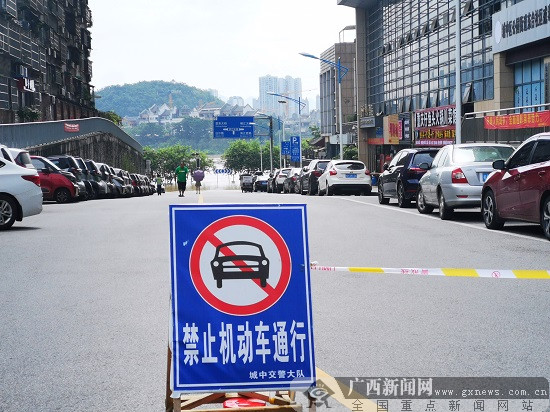 柳州洪峰过境 百姓生活如常街道秩序井然（图）