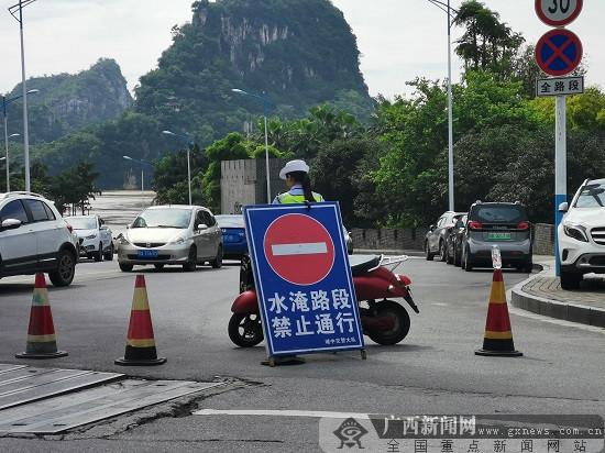 柳州洪峰过境 百姓生活如常街道秩序井然（图）
