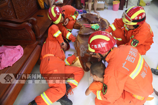 崇左：男孩贪玩脚被卡茶几内 消防破拆施救(图)