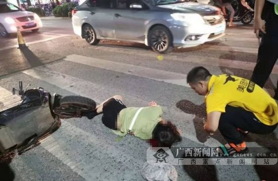 "BIBO"车斑马线上撞人逃逸 外卖小哥上演暖心一幕