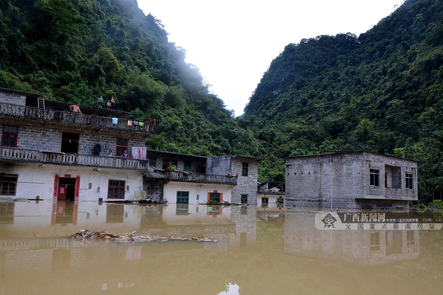 强降雨引发内涝村民被困 河池消防紧急救援(图-广西新闻图集