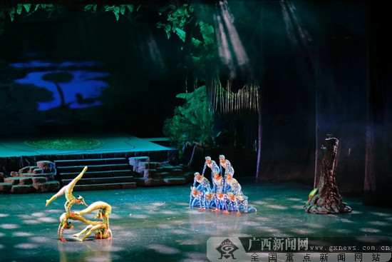 第十届全国杂技展演在邕开幕 杂技剧《百鸟衣》亮相