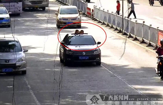 防城港:孩子伸出天窗看风景 驾驶员受罚