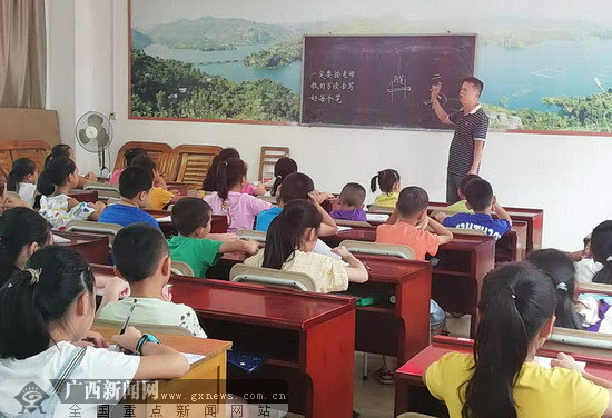 巴马:文明实践活动下基层 文化惠民服务送上门