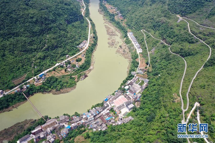 这是广西都安瑶族自治县龙湾乡境内红水河两岸的公路(7月23日无人机