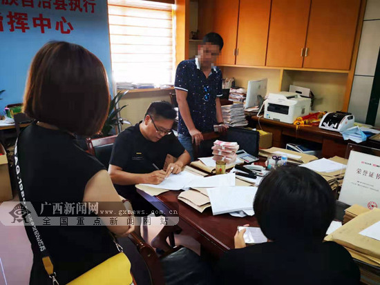 富川一对夫妇贷款不还 银行卡遭冻结后连忙还款