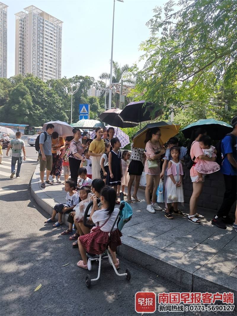 暑期广西科技馆参观人流暴增 队伍排到民族大道