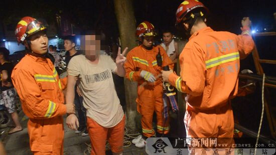 广西南宁：醉汉跌下4米河堤 获救后开心比“耶”