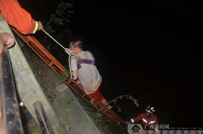 广西南宁：醉汉跌下4米河堤 获救后开心比“耶”