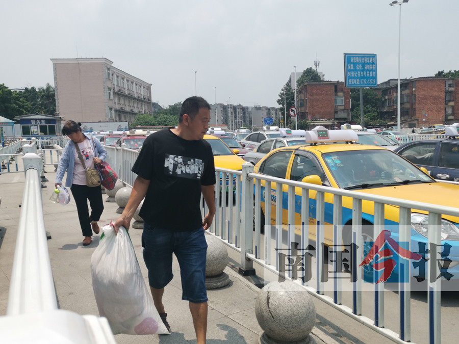 柳州火車站出租車候車區遮陽傘7日下午“回歸”