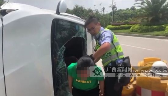 钦州一小车侧翻三人被困 交警破窗紧急救人(图)
