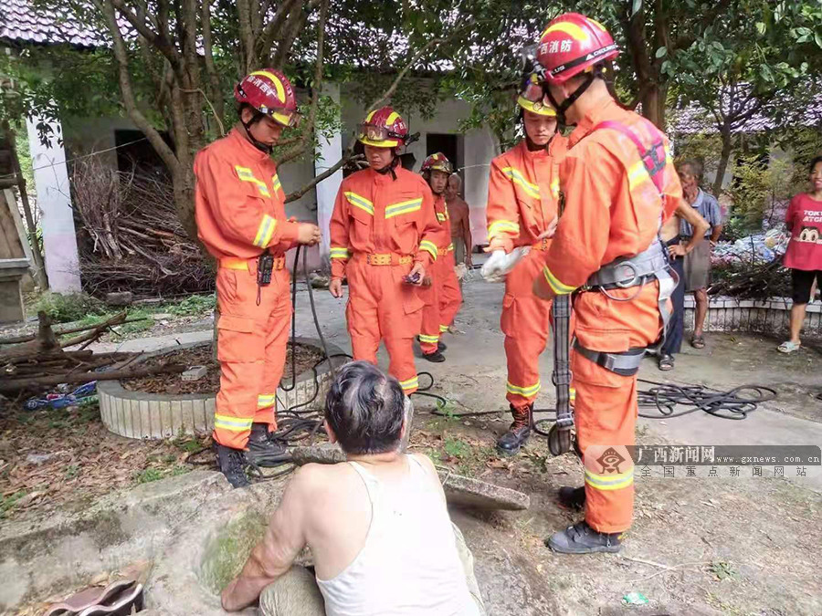 老人打水时不慎坠入5米深枯井 消防成功施救(图)