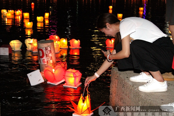 万盏河灯祈福中华 资源河灯歌节吸引八方游客(图)