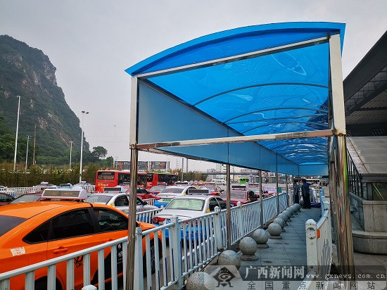 柳州火车站外再现遮阳伞棚 为候车旅客遮阳挡雨