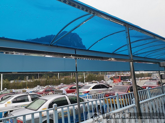 柳州火车站外再现遮阳伞棚 为候车旅客遮阳挡雨