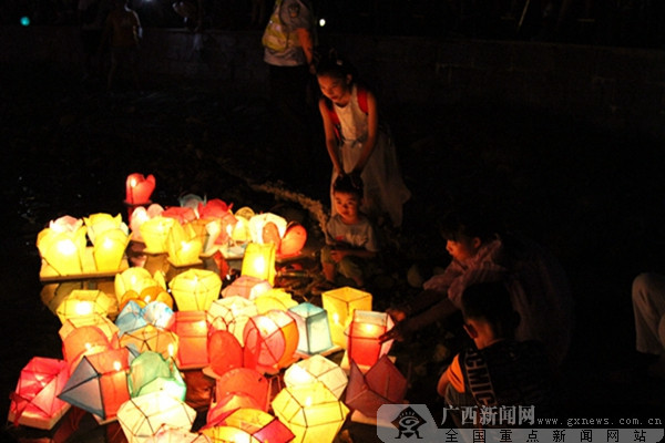 万盏河灯祈福中华 资源河灯歌节吸引八方游客(图)