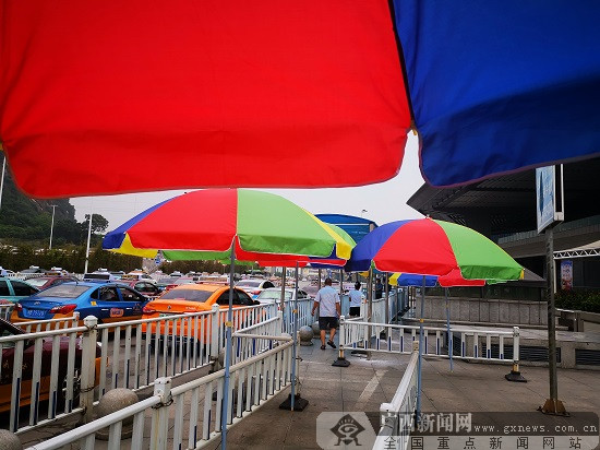 柳州火车站外再现遮阳伞棚 为候车旅客遮阳挡雨