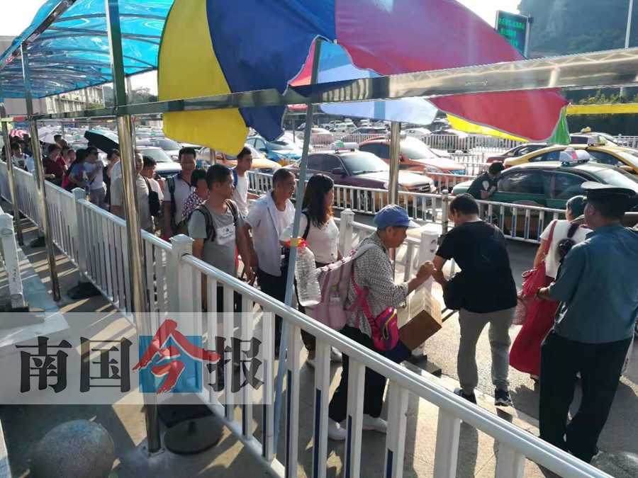 再也不用暴晒 柳州站出租车候车区多了风雨长廊