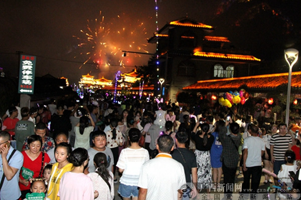 万盏河灯祈福中华 资源河灯歌节吸引八方游客(图)