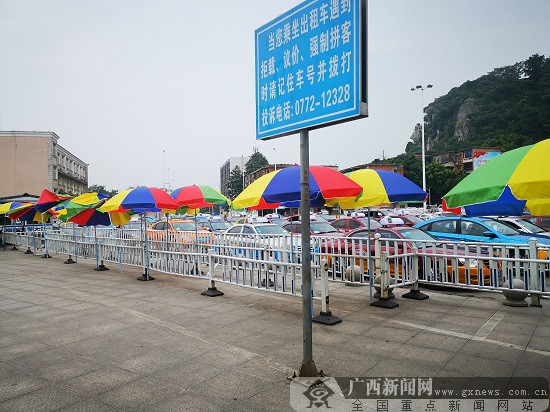 柳州火车站外再现遮阳伞棚 为候车旅客遮阳挡雨