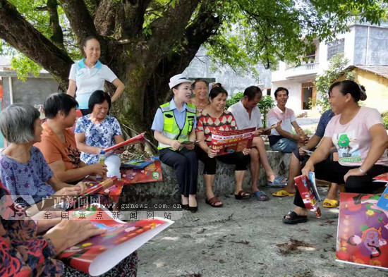 罗城:交通安全知识进村屯(图)