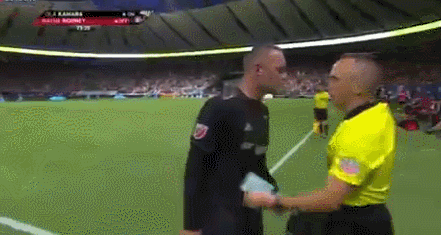 鲁尼又发飙了 被铲倒后怒喷裁判