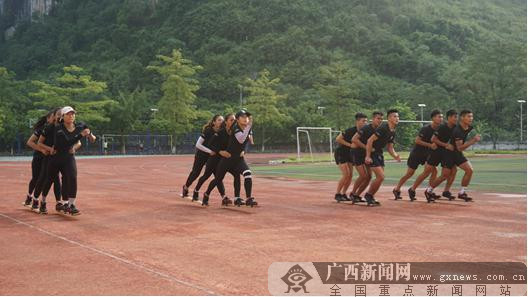 广西板鞋竞速队的运动员正在河池学院的田