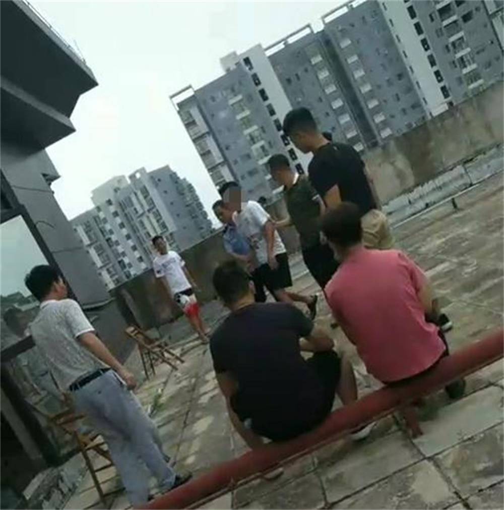 男子欲通过"跳楼秀"讨债 警方:根本没人欠他钱!