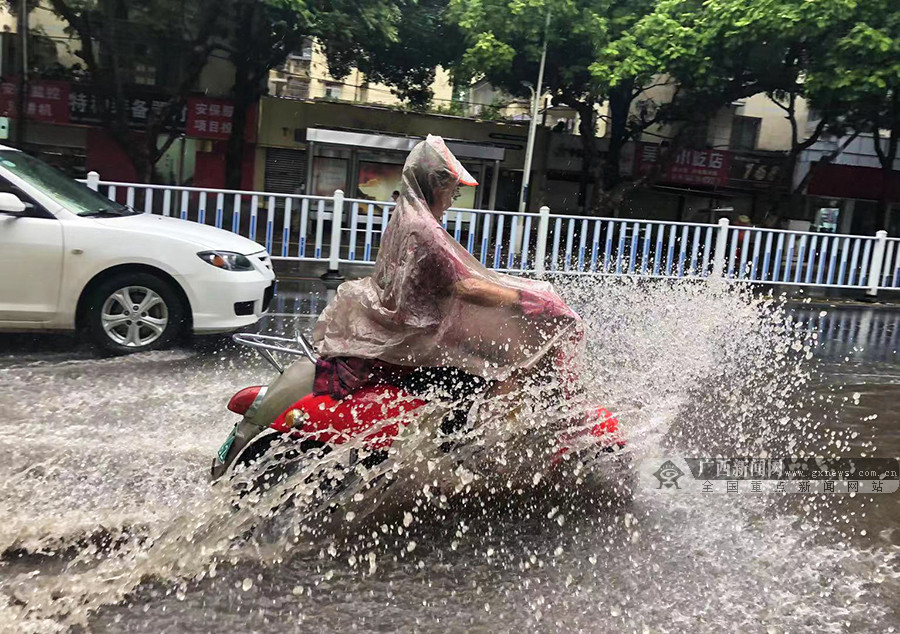 台风"白鹿"停止编号降雨不停 南宁部分道路积水成"河"