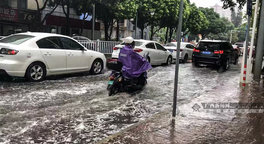 台风"白鹿"停止编号降雨不停 南宁部分道路积水成"河"