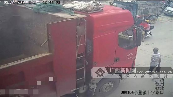注意货车盲区!一名行人遭大货车碾压当场死亡(图)