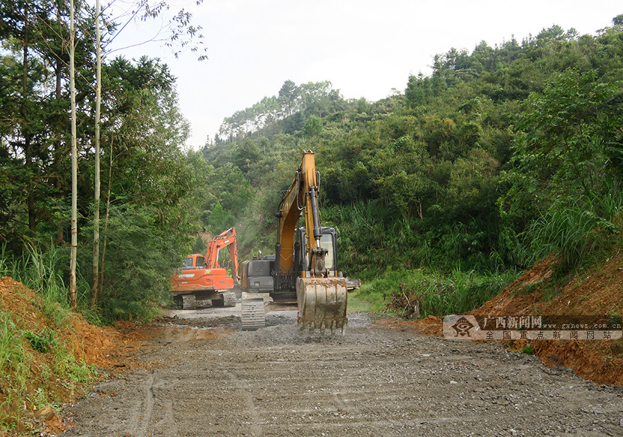 眼下全年雨季即将进入尾声,正是维修养护道路有利时机,田阳县玉凤镇