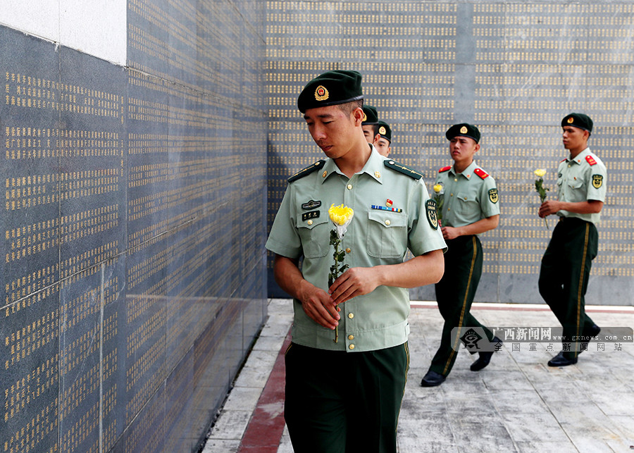 9月3日,武警官兵向革命先烈献花.广西新闻网通讯员 董亚涛摄