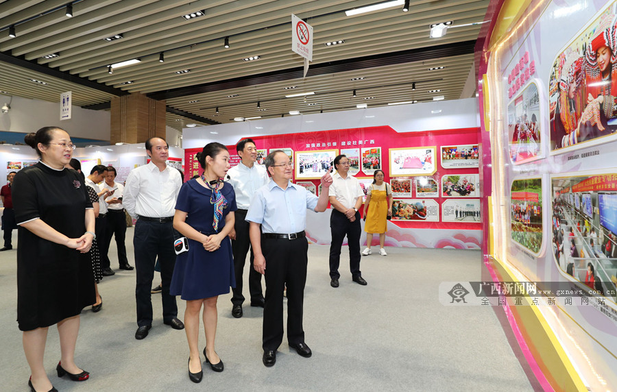 鹿心社参观广西妇女事业发展辉煌70周年展
