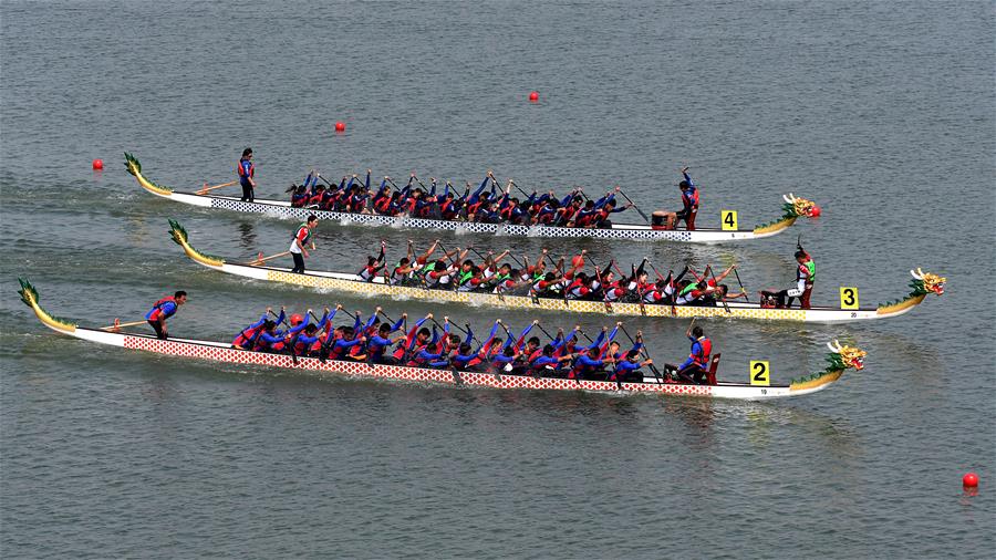 9月9日,江苏队,浙江队和重庆队(由上至下)在混合组标准龙舟200米直道