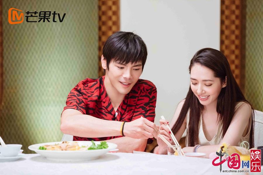 《女儿2》向佐与郭碧婷家人拍全家福 十指紧扣