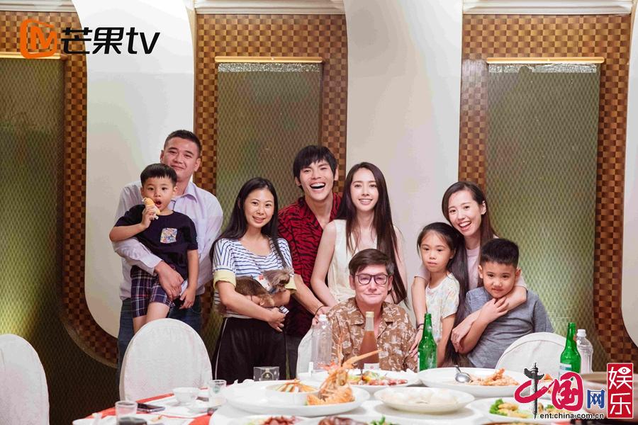 《女儿2》向佐与郭碧婷家人拍全家福 十指紧扣