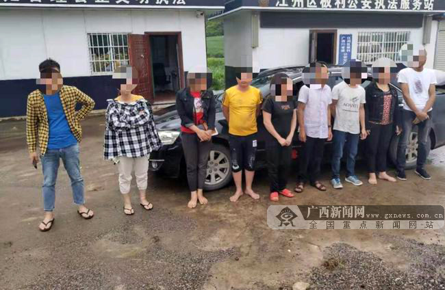 惊呆了!崇左一小轿车"叠罗汉" 核载5人挤进9个人