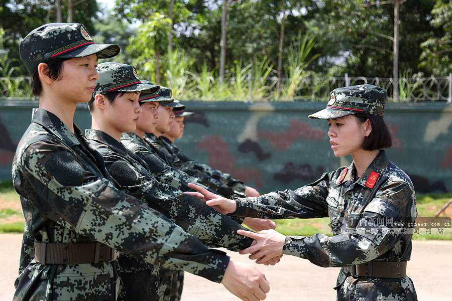 迈好军营第一步 武警新兵开展适应性训练(组图)(3/3)