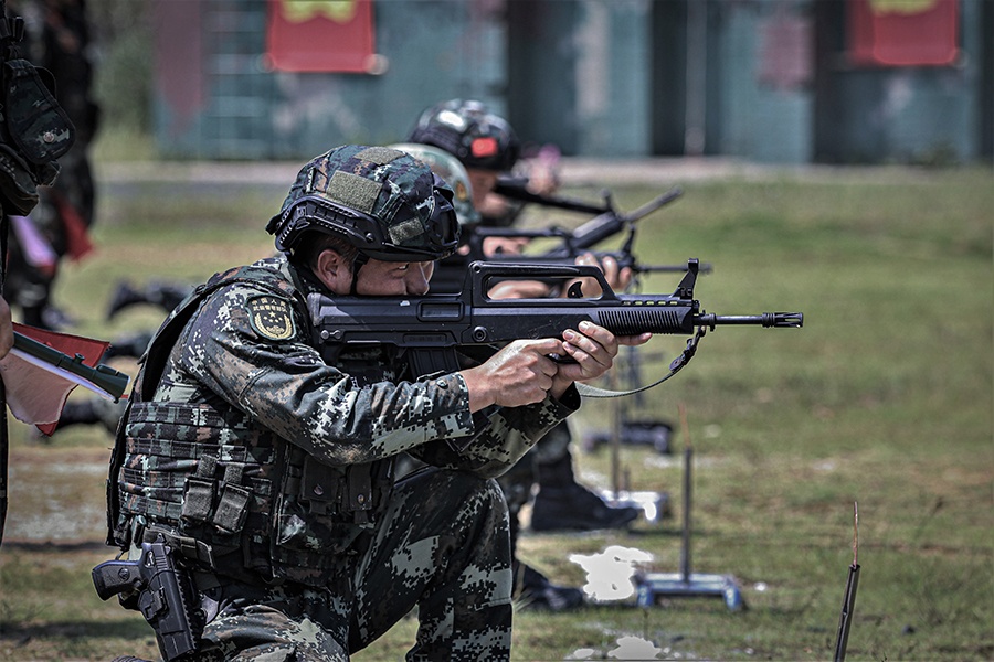 实拍武警特战队员多课目实弹射击训练