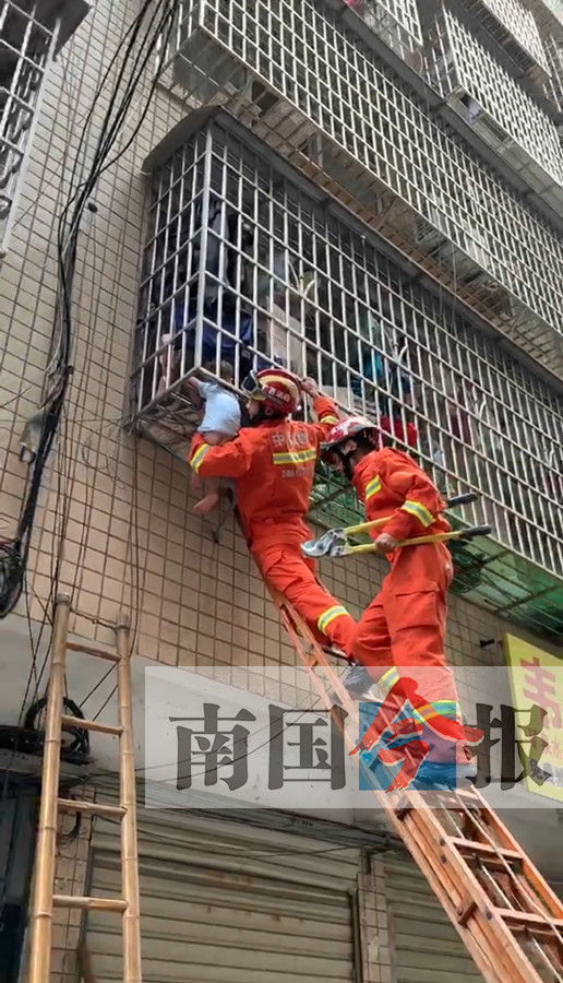 三岁男童脖颈被卡防盗网 “托举哥”架设楼梯救人