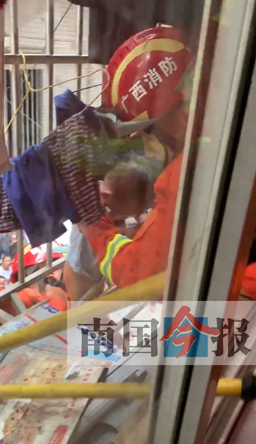 三岁男童脖颈被卡防盗网 “托举哥”架设楼梯救人