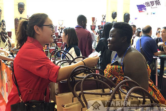 英语Vlog探馆②丨走进“一带一路”客商“朋友圈”