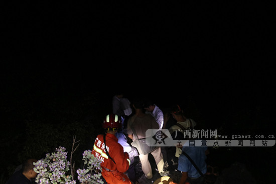 4名基站维修员上山作业被困 消防深夜紧急救援